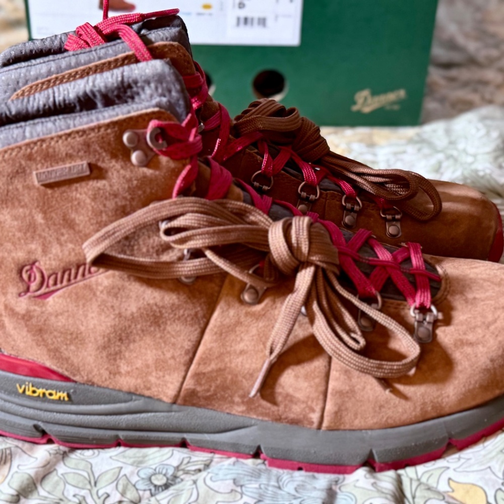 Mens Danner Mountain 600 Hiking Boots - Picture 2 of 6